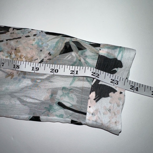 Tommy Hilfiger Women’s M White Floral Long Sleeve V-Neck Blouse Ruffle Detail - Picture 8 of 8